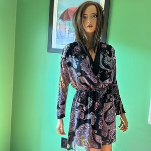 🩷🩷NWT Express Paisley Designed Long Sleeved Dress🩷🩷